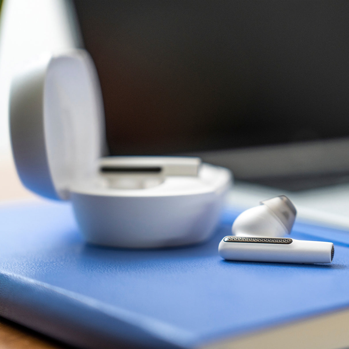 POLY Voyager Free 60 UC White Sand Earbuds +BT700 USB-A Adapter +Basic Charge Case