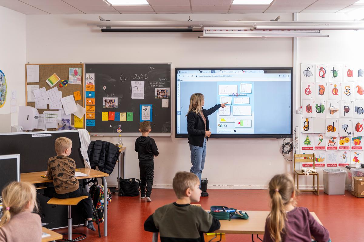 Klasselokalepakke 1 – Clevertouch 86” på hævesænke beslag