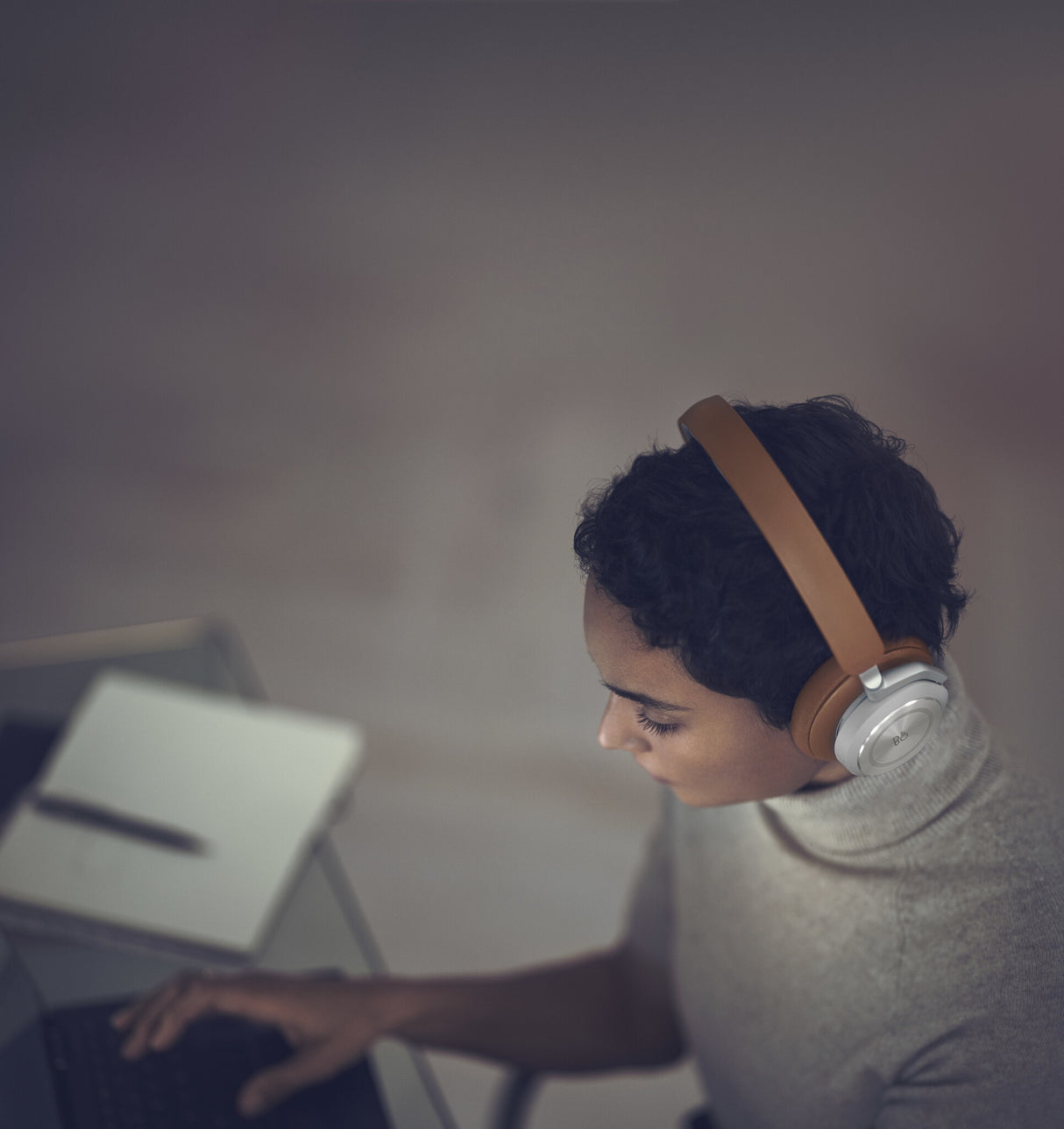 Bang & Olufsen BeoPlay HX Headset Wired & Wireless Head-band Calls/Music Bluetooth Aluminium, Brown